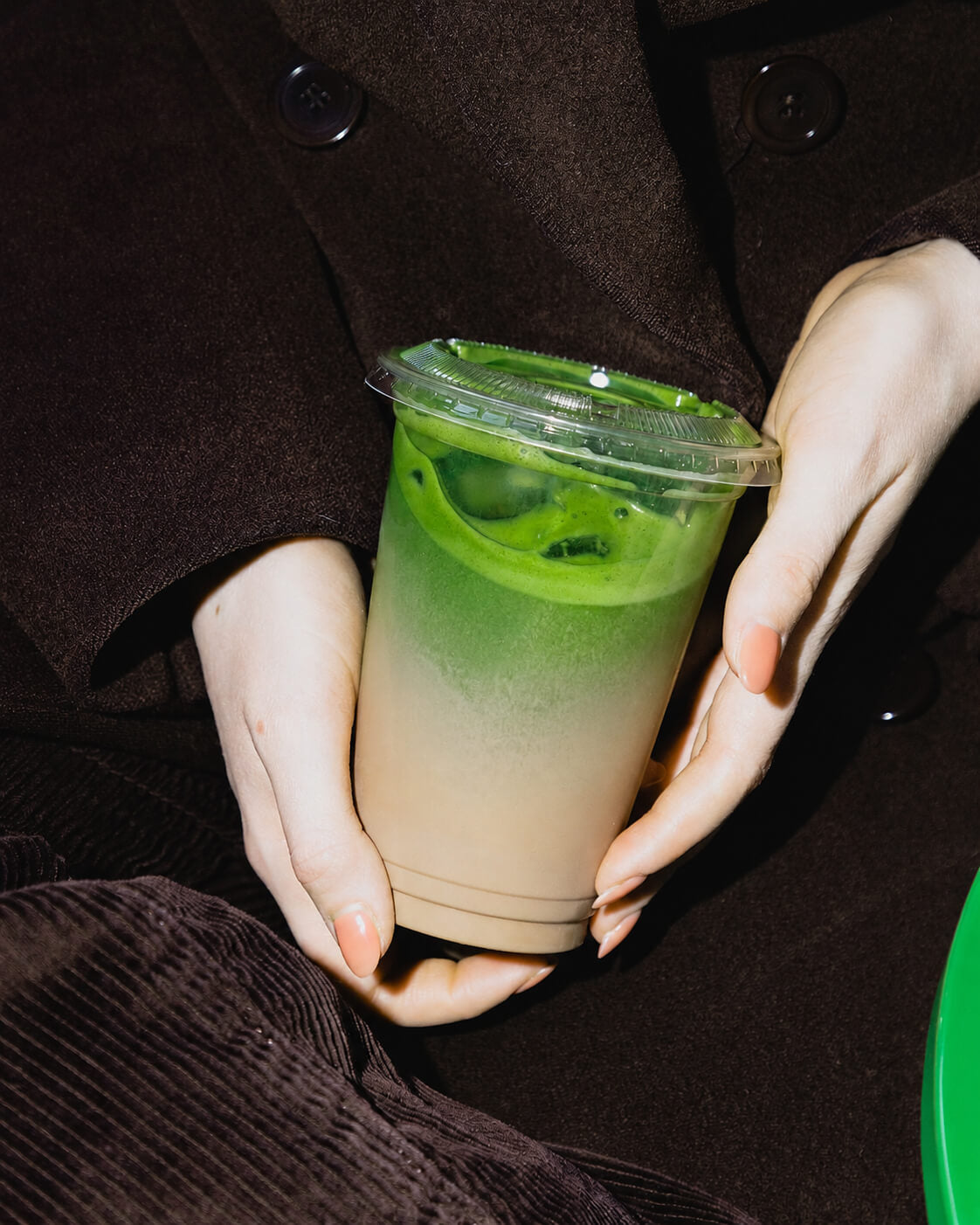 Pahar cu matcha latte cu gheață preparat in cafenele