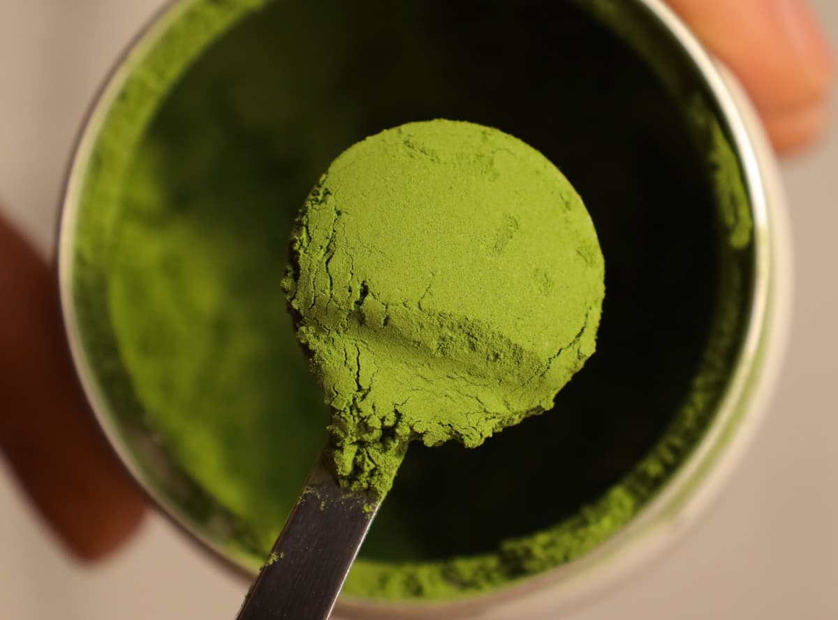Pudră de matcha ceremonial bogată în antioxidanți, L-teanina si EGCG, folosită pentru prepararea ceaiului matcha