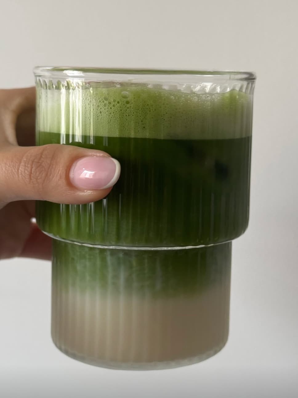 Preparare matcha latte, turnat cu grijă într-un pahar