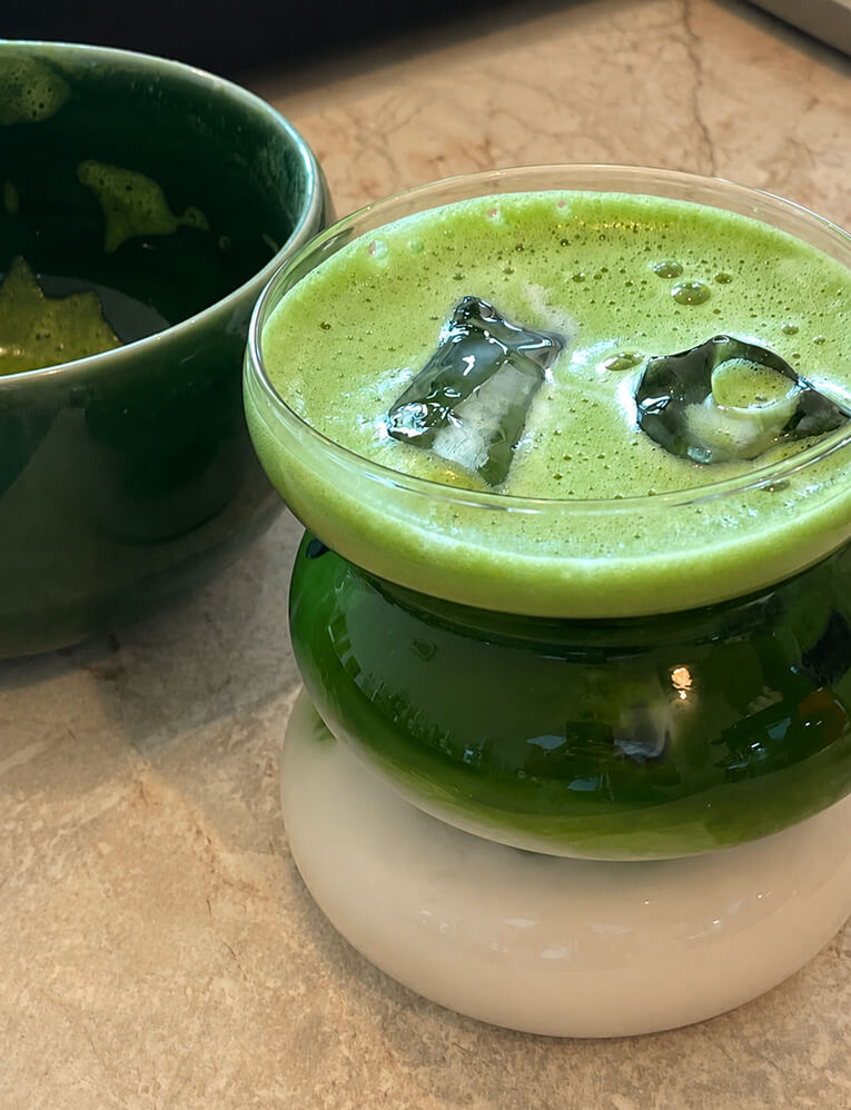 Matcha latte preparat acasă, servit într-un pahar transparent